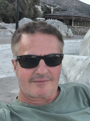 English men looking for love